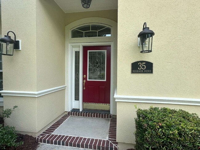Building Photo - Three Bedroom Carriage House in Hampton Hall!