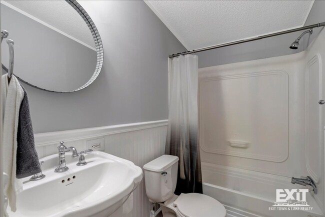 Building Photo - Newly Remodeled 3 Bedroom, 2 Bath Home!