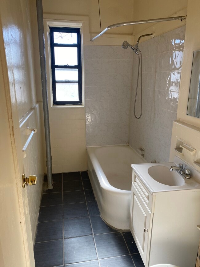 Building Photo - 25 Gifford Ave