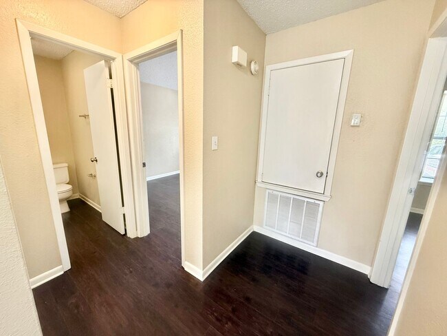 Building Photo - 2-bed/2-bath off Eagles Nest