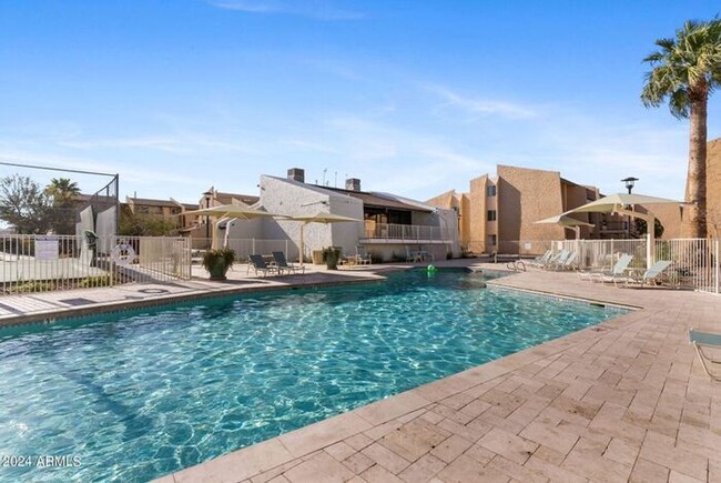 Building Photo - Single Level 3 bedroom Condo In Scottsdale!