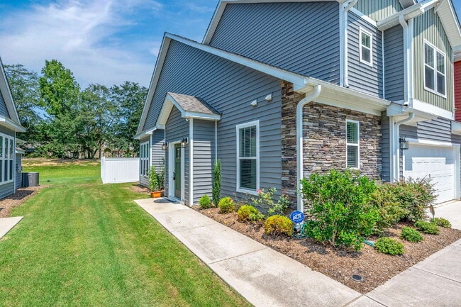 Building Photo - Modern 3BR/2.5BA Townhome with Main-Level Suite and Loft, located in a Prime Taylors Location!