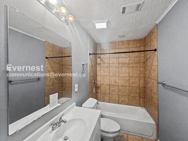 Building Photo - 3 Bed, 2 Bath Home with Fenced Yard / Pet-Friendly / Vouchers Accepted / Available Now!