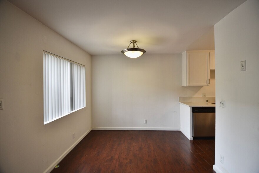 Building Photo - 15128 Burbank Blvd