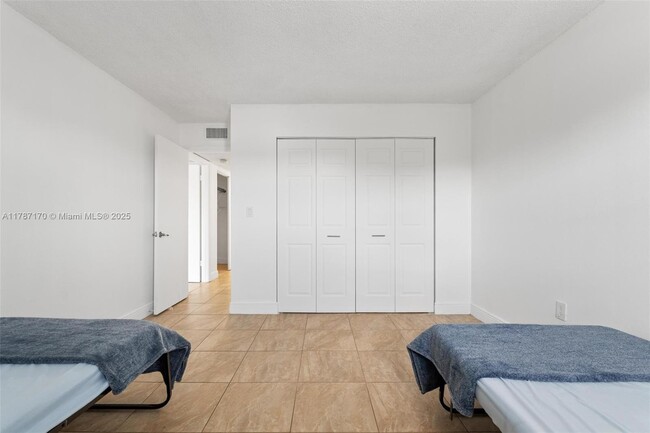 Building Photo - 9375 Fontainebleau Blvd