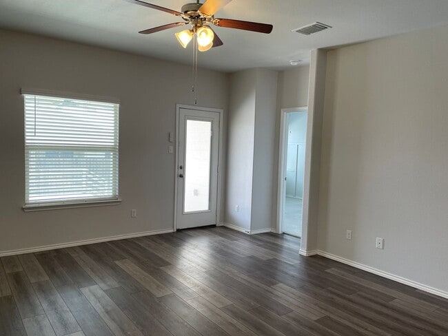 Building Photo - Available Now | Modern Single-Story 3 Bed, 2 Bath | Separate Office/Den | Big Yard | Pet Restrict...
