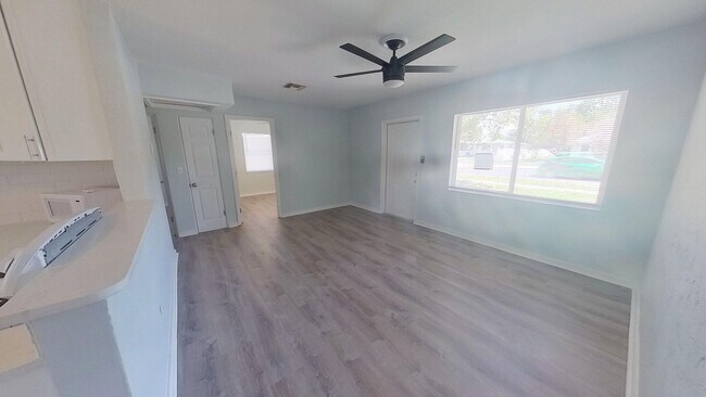 Building Photo - Freshly renovated 3/1