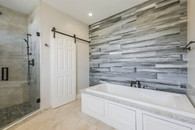 Building Photo - 2422 Hadley St