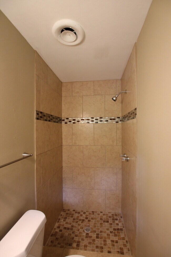 Building Photo - Tour Today! Charming 3 Bedroom, 2 Bathroom Home in Tyler!