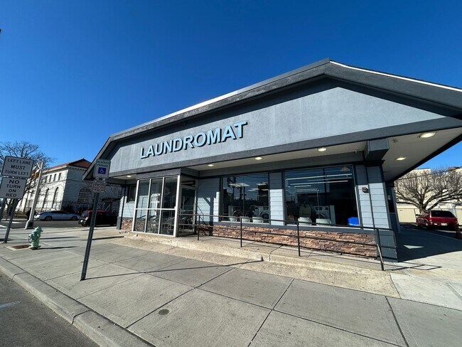 Building Photo - Gorgeous 3 bedroom 1 1/2 bathroom Single F...