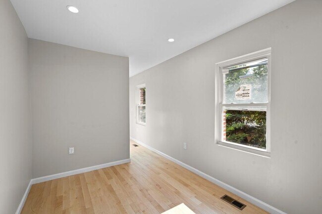 Building Photo - 707 S Bethel St