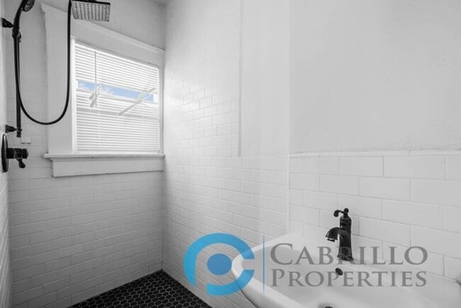 Building Photo - 421 Juniper St