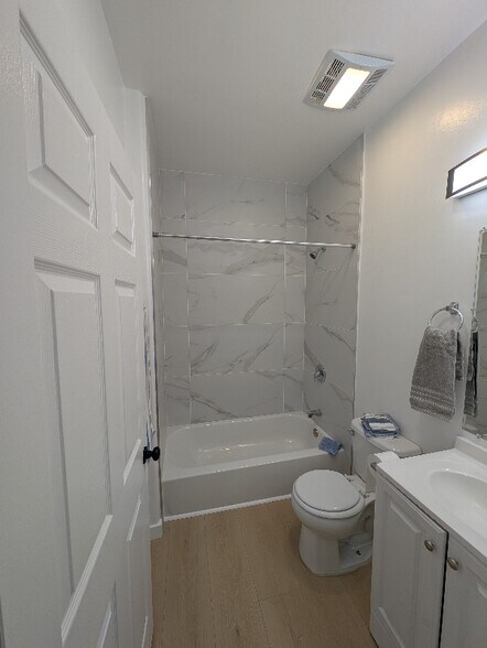 Building Photo - 11035 Moorpark St