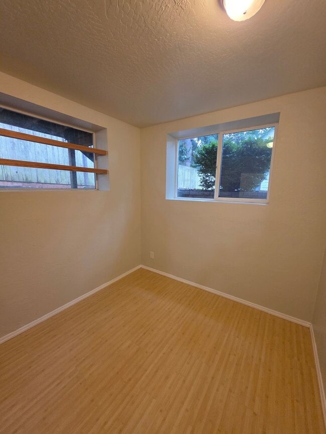 Building Photo - Charming home on quaint cul-de-sac!