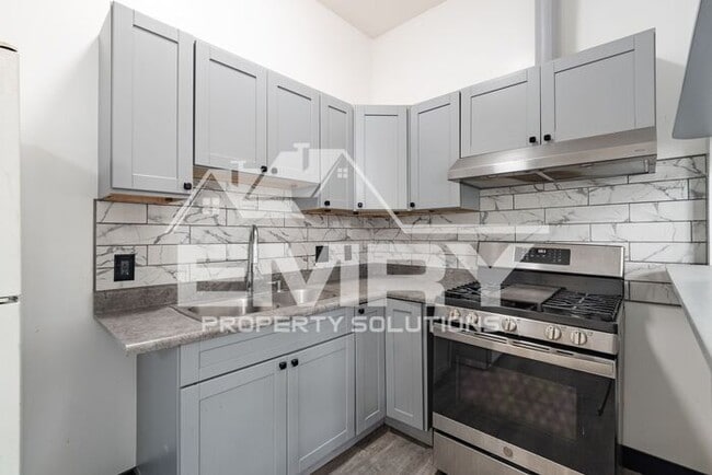 Building Photo - 942 S Gerhart Ave