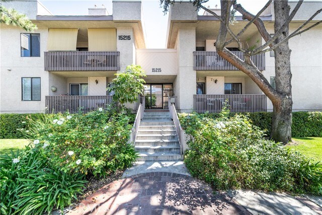 Building Photo - 15215 Magnolia Blvd