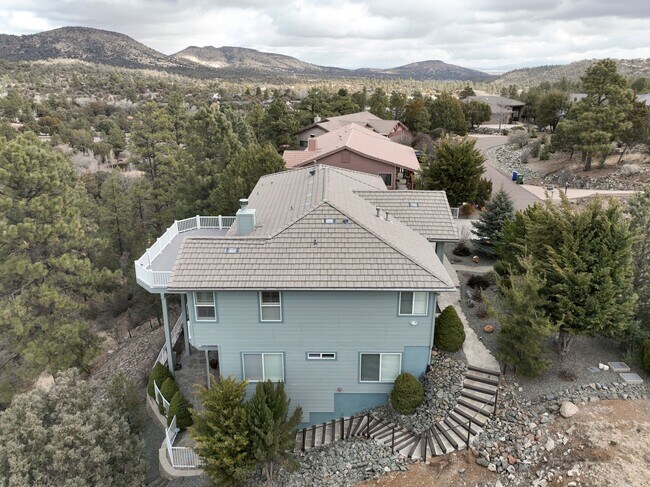 Building Photo - Incredible Home with Lake Views!