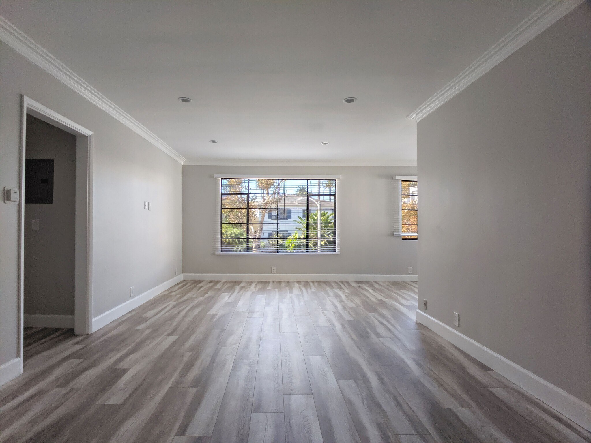 Building Photo - 458 S Oakhurst Dr