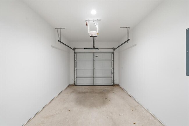 Building Photo - 2212 Yellow Jacket Ln
