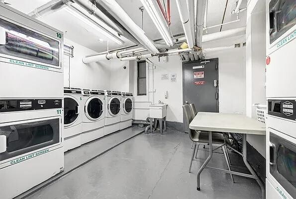 Building Photo - 341 W 45th St