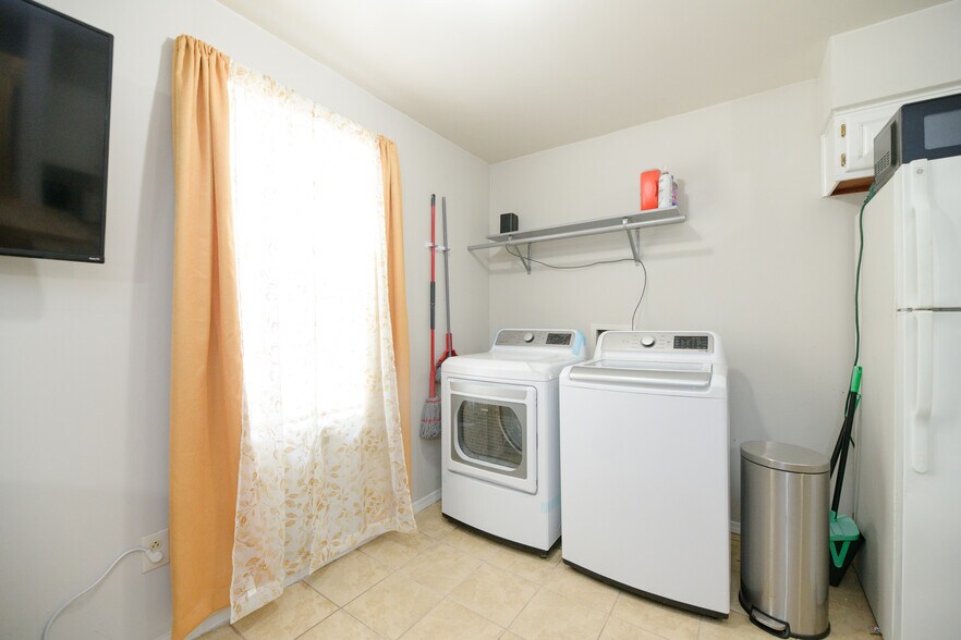 Building Photo - 834 C Ave