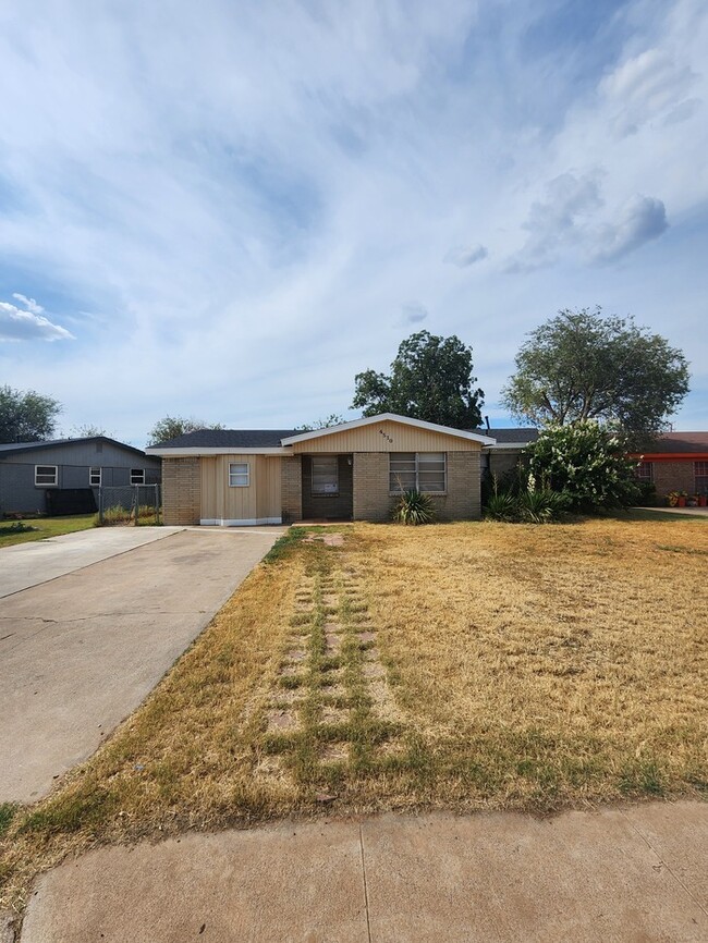 Primary Photo - 3 bed 2 bath home, move in ready!