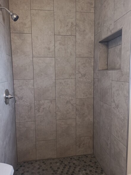 Building Photo - 832 W 16th St