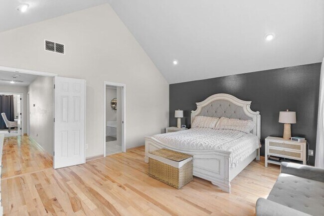 Building Photo - 840 E Gaslight Dr