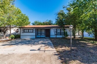 Building Photo - Charming 3-Bedroom