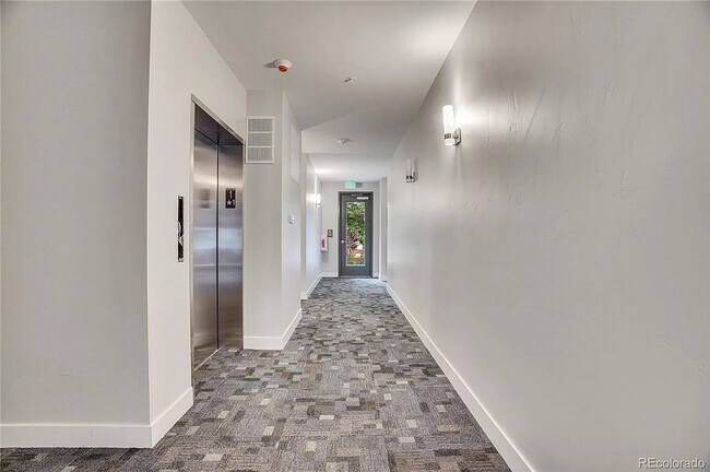 Building Photo - Luxury 2Bd/2Ba Corner Condo in Louisville