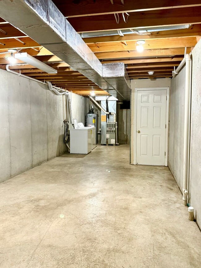 Building Photo - Price Reduction 3 Bedroom Available August...