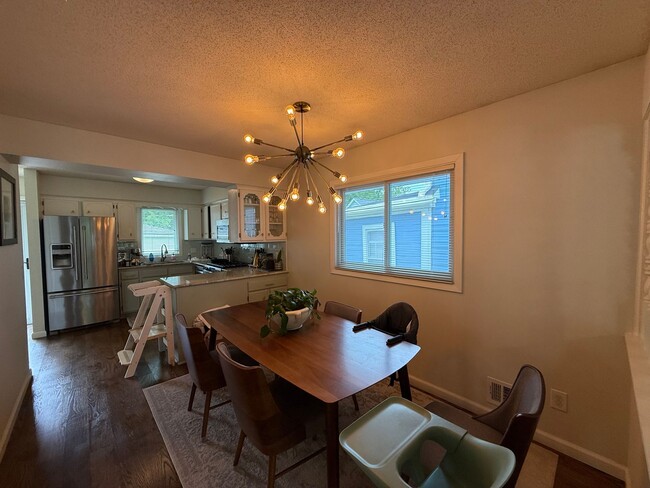 Building Photo - Beautifully Updated 4 Bed 2 Bath St.Paul S...