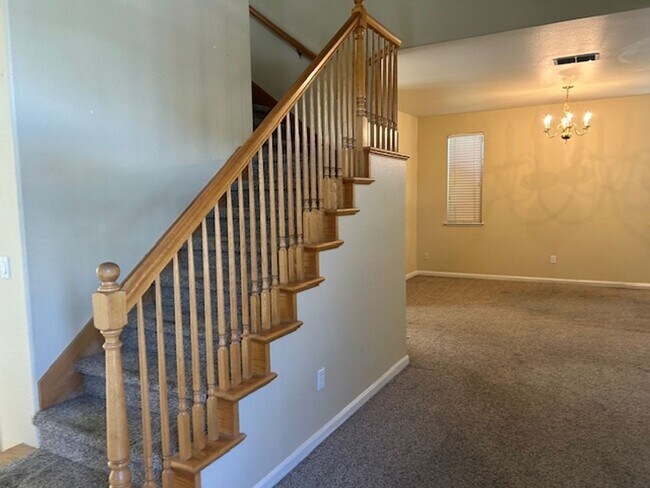 Building Photo - Spacious 4 bedroom, 2.5 Bathroom Available...