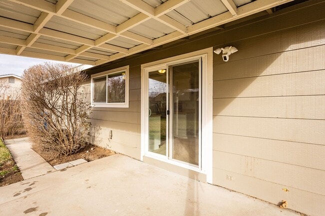 Building Photo - Renovated 2 bedroom 1 bathroom home