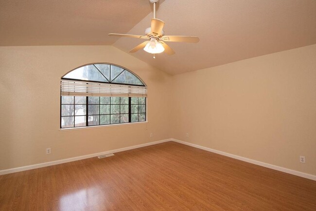 Building Photo - 4 bedroom in NW Modesto near shopping, Kai...