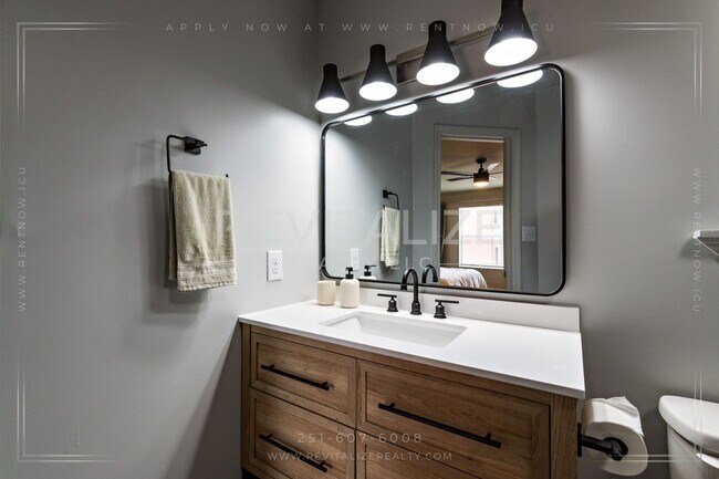 Building Photo - Fully Furnished Townhome w/ Private Garage