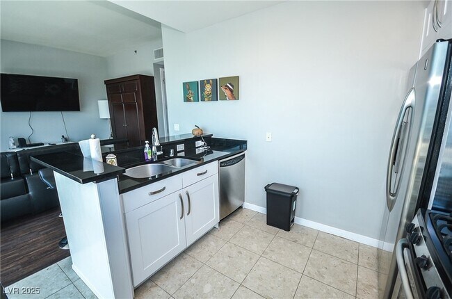 Building Photo - 4525 Dean Martin Dr