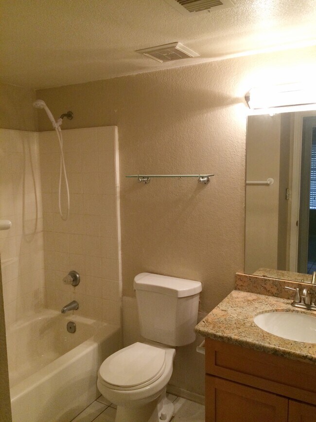 Building Photo - 905 S Lola Ln