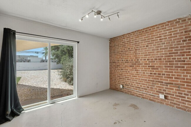 Building Photo - 1520 E 10th St
