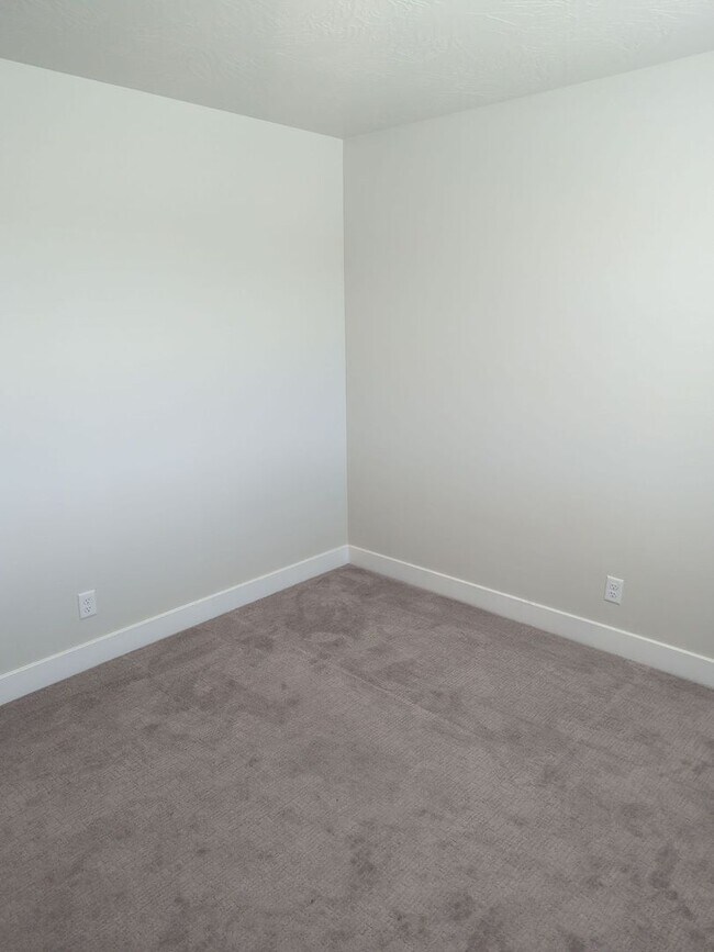 Building Photo - Spacious 4 Bedroom Townhome in Washington!