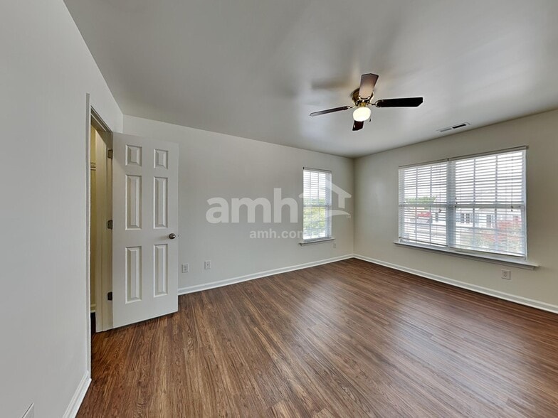 Building Photo - 1438 Pleasant Garden Ln