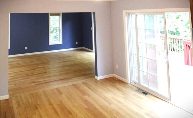 Building Photo - Privacy, Space, and Modern Comfort in Salem