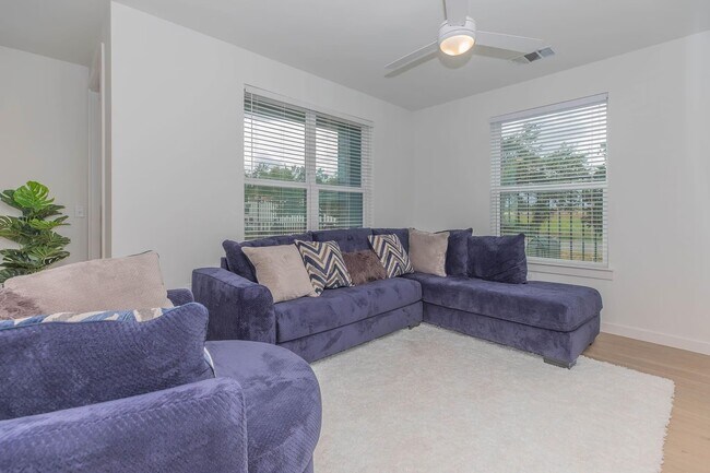Building Photo - Stylish Houston Apartment | $99 Move-In!