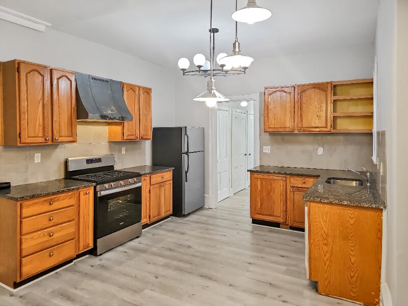 Building Photo - 637 N 32nd St