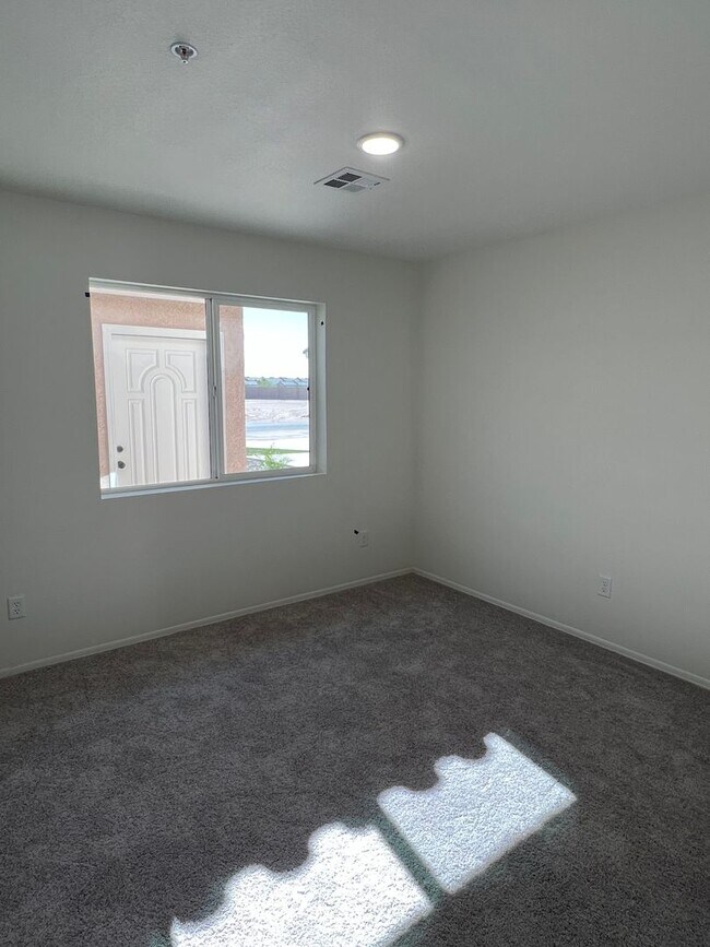 Building Photo - 3 BEDROOM TOWNHOME!