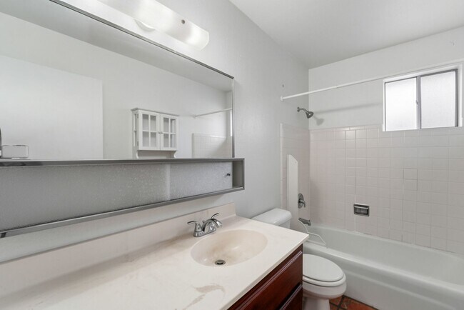 Building Photo - Maintained Mesa rental offering comfort, convenience, and easy access to everything the East Vall...