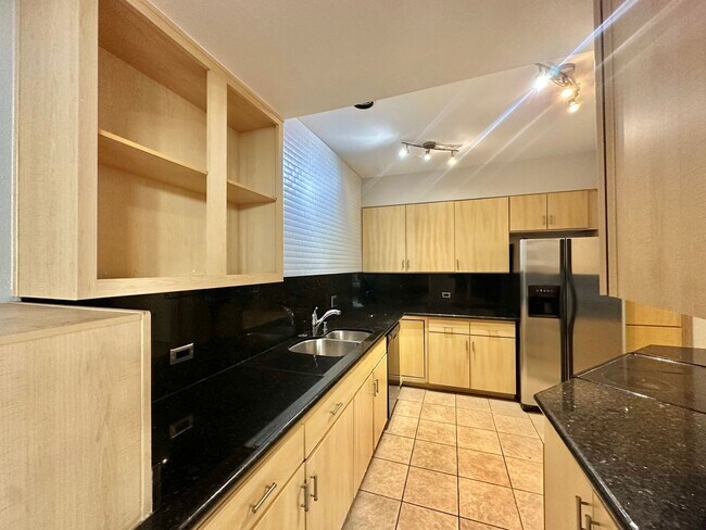 Building Photo - Two Story 2 Bed/2.5 Bath Townhouse in Mari...