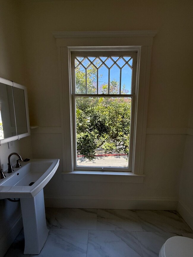 Building Photo - 2 Bedroom, 1 bathroom second floor apartme...