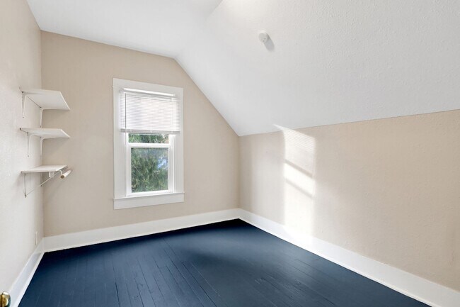 Building Photo - 4 Bedroom, 1 Bathroom Home in the York Neighborhood for Rent!