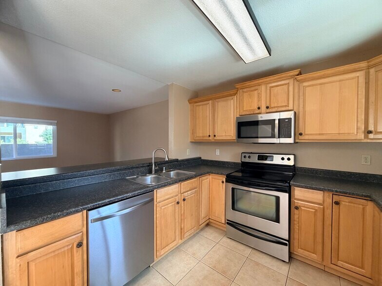 Building Photo - 7545 Charmant Dr